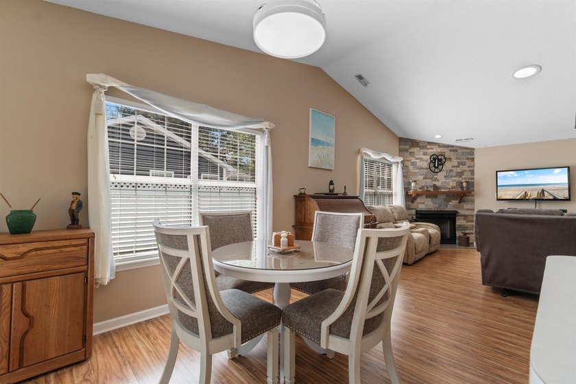 Rare opportunity in Azalea Place-homes here hardly ever hit the - photo 14