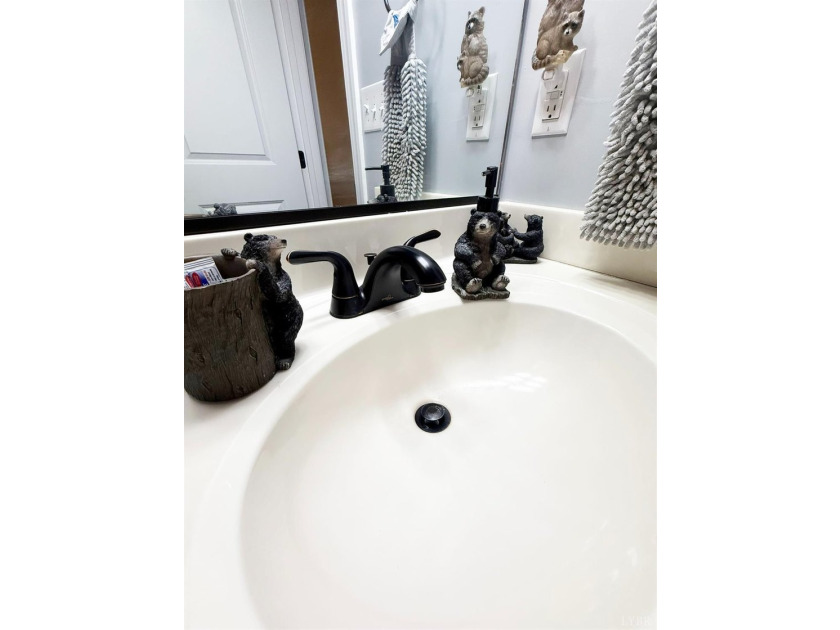 Nearly new, move-in ready home with over 1,800 square feet of - photo 15