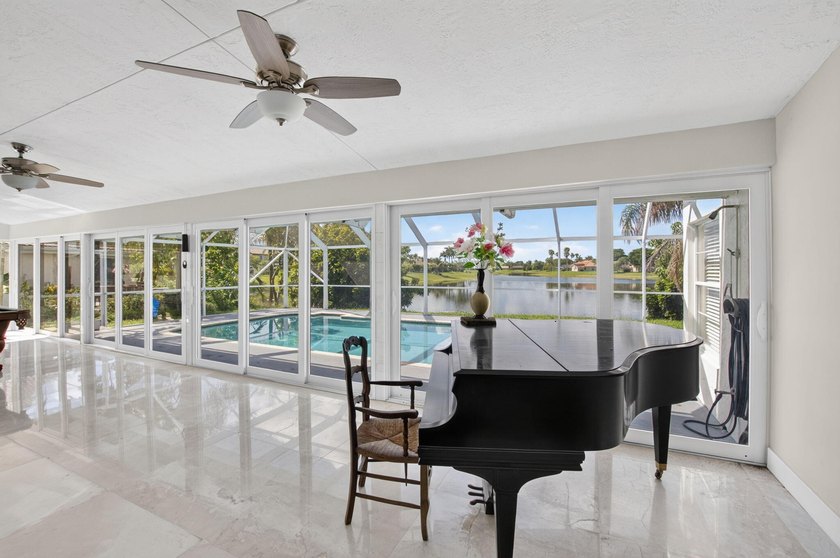 Beautifully updated 4BR/3BA pool home w/long lake views in - photo 16