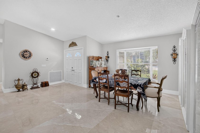 Beautifully updated 4BR/3BA pool home w/long lake views in - photo 17