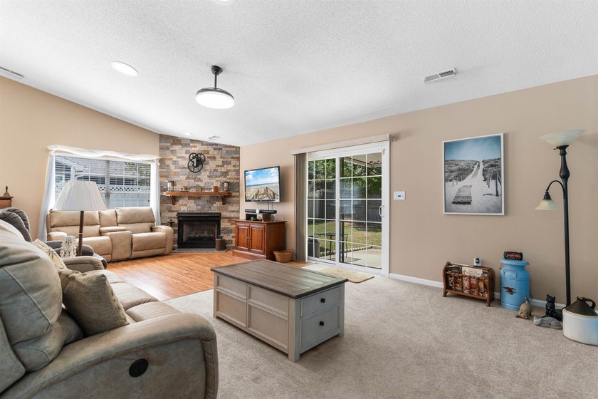 Rare opportunity in Azalea Place-homes here hardly ever hit the - photo 18