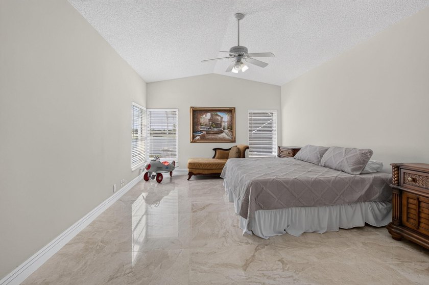 Beautifully updated 4BR/3BA pool home w/long lake views in - photo 18
