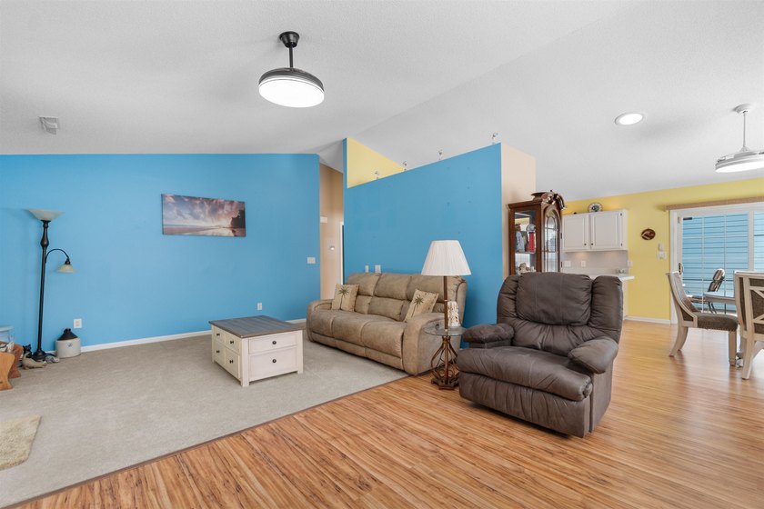 Rare opportunity in Azalea Place-homes here hardly ever hit the - photo 19