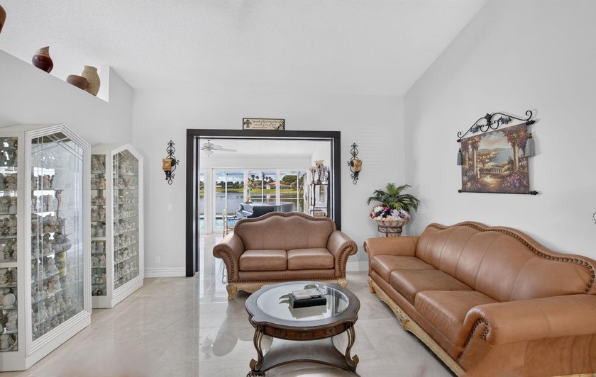 Beautifully updated 4BR/3BA pool home w/long lake views in - photo 19