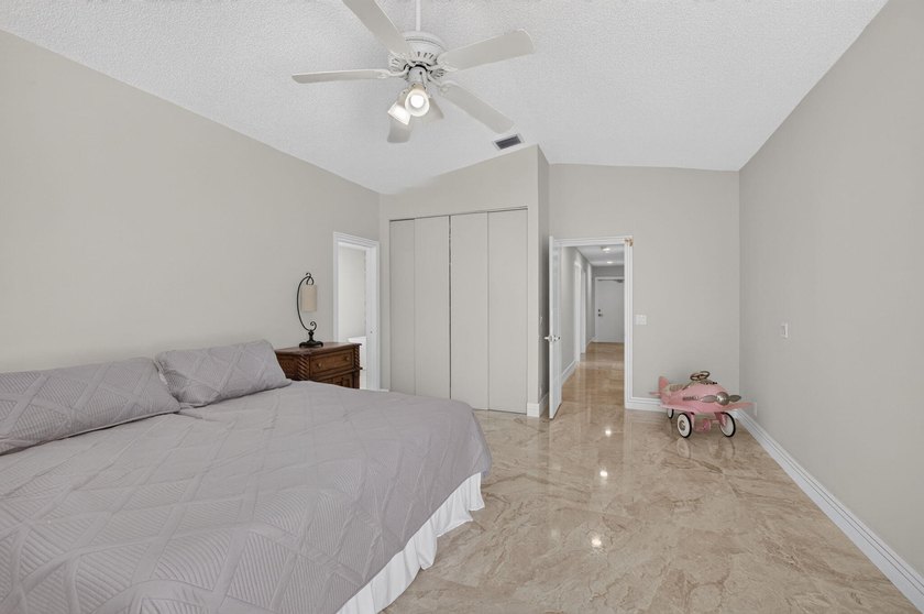 Beautifully updated 4BR/3BA pool home w/long lake views in - photo 20