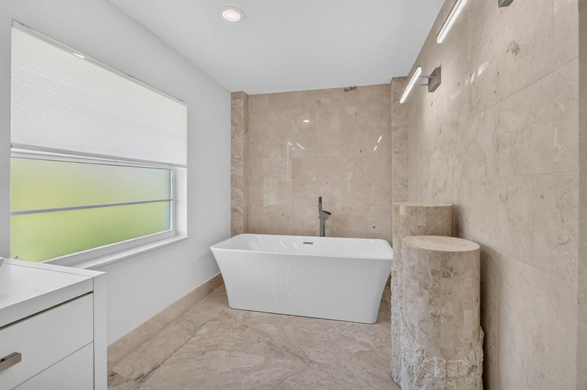 Beautifully updated 4BR/3BA pool home w/long lake views in - photo 23