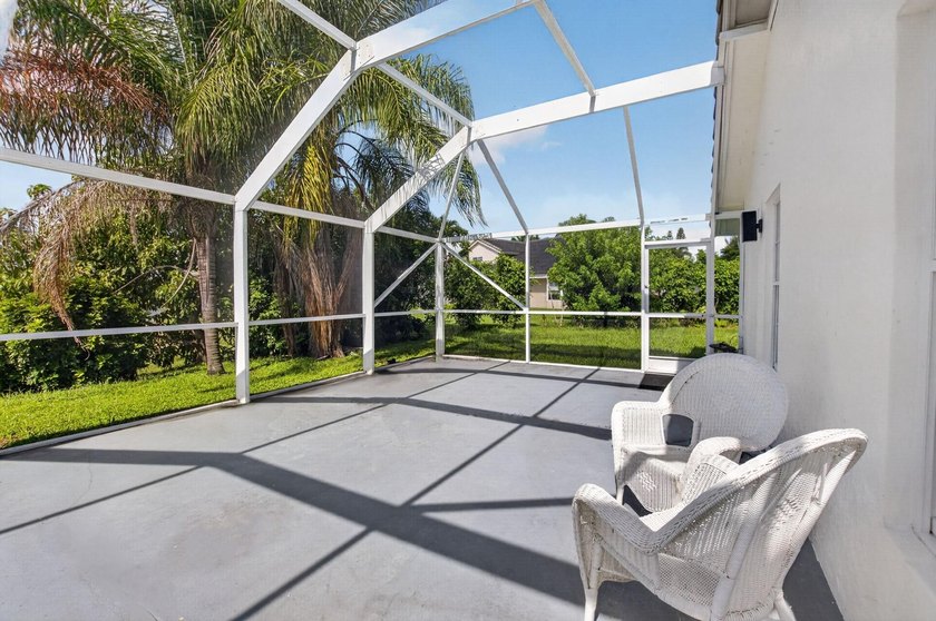 Beautifully updated 4BR/3BA pool home w/long lake views in - photo 24