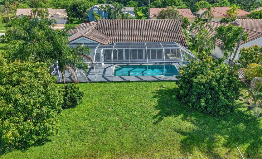 Beautifully updated 4BR/3BA pool home w/long lake views in - photo 25
