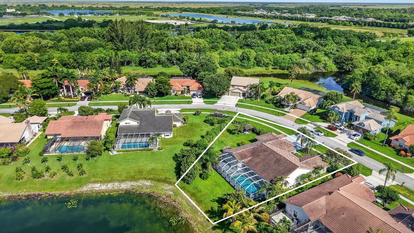 Beautifully updated 4BR/3BA pool home w/long lake views in - photo 26