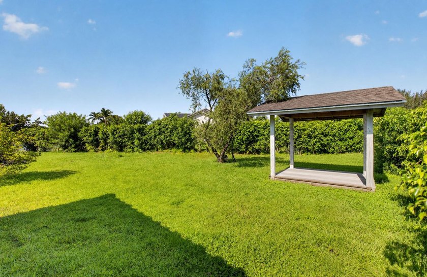 Beautifully updated 4BR/3BA pool home w/long lake views in - photo 28