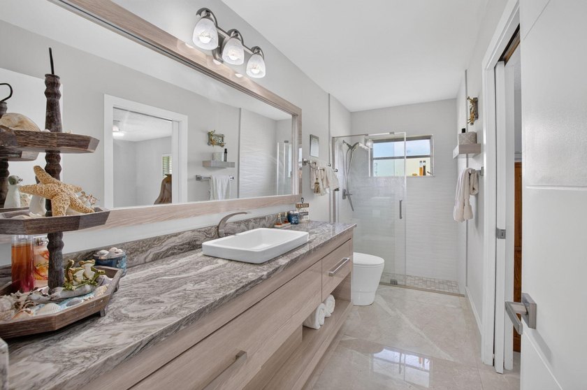 Beautifully updated 4BR/3BA pool home w/long lake views in - photo 29