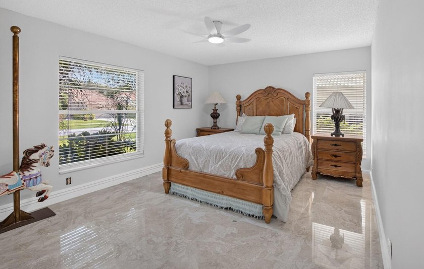 Beautifully updated 4BR/3BA pool home w/long lake views in - photo 30