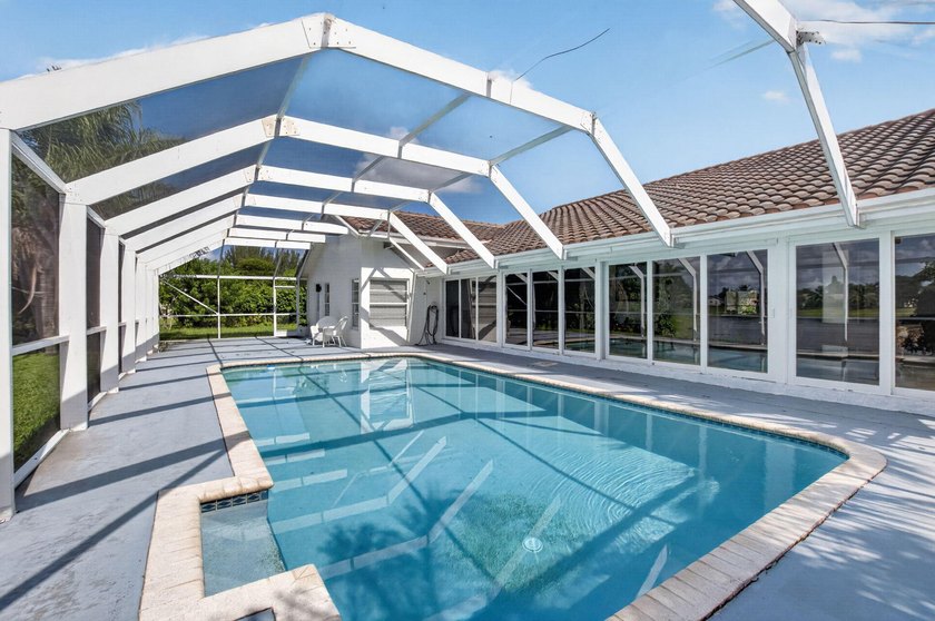 Beautifully updated 4BR/3BA pool home w/long lake views in - photo 35