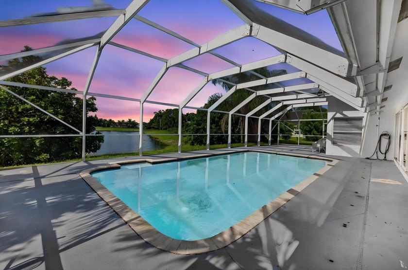 Beautifully updated 4BR/3BA pool home w/long lake views in - photo 36