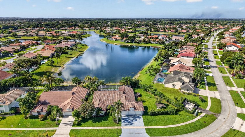 Beautifully updated 4BR/3BA pool home w/long lake views in - photo 38