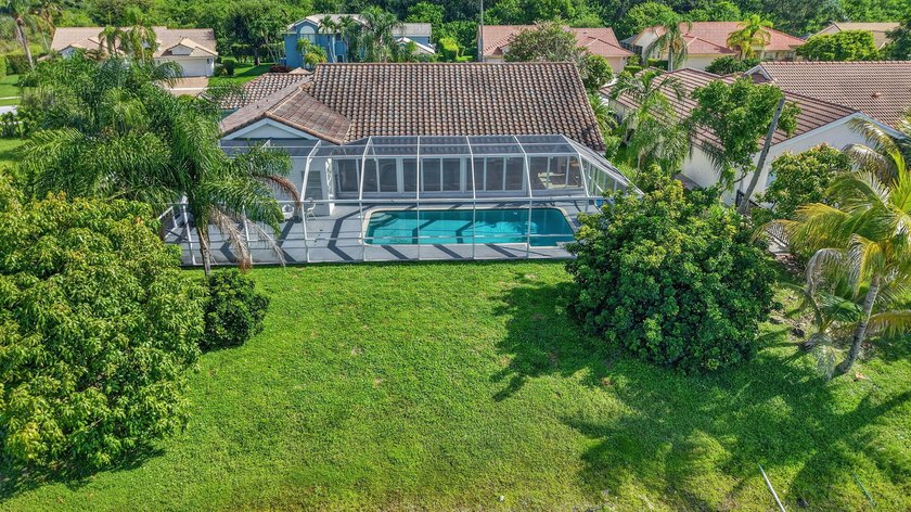 Beautifully updated 4BR/3BA pool home w/long lake views in - photo 39