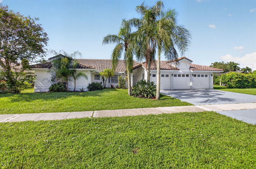 Beautifully updated 4BR/3BA pool home w/long lake views in - photo 40