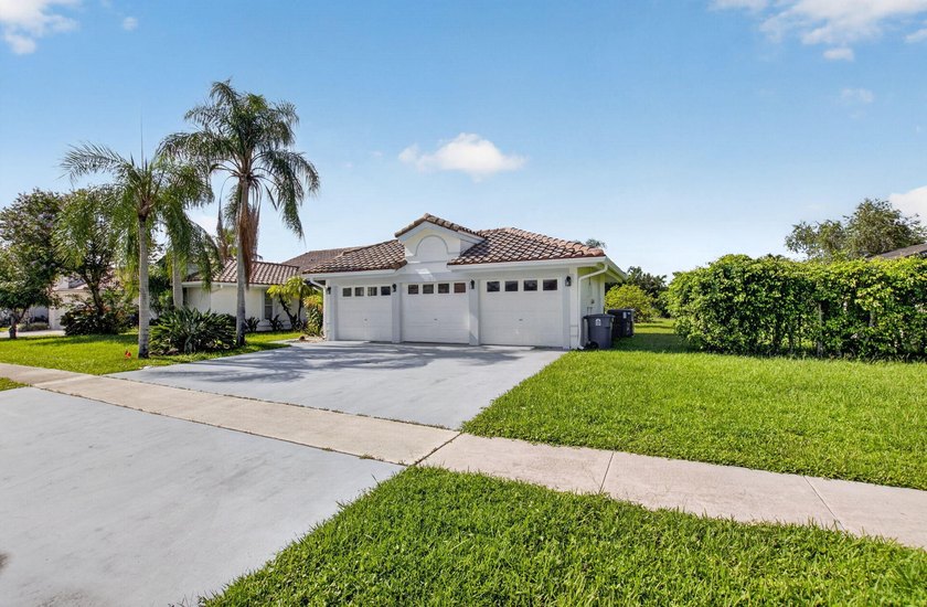 Beautifully updated 4BR/3BA pool home w/long lake views in - photo 41