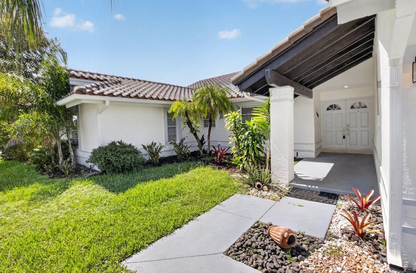 Beautifully updated 4BR/3BA pool home w/long lake views in - photo 42