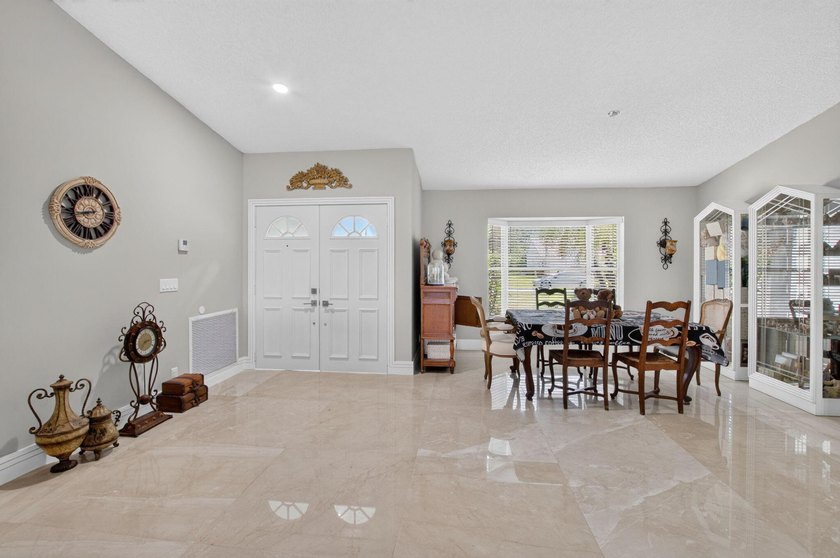 Beautifully updated 4BR/3BA pool home w/long lake views in - photo 43