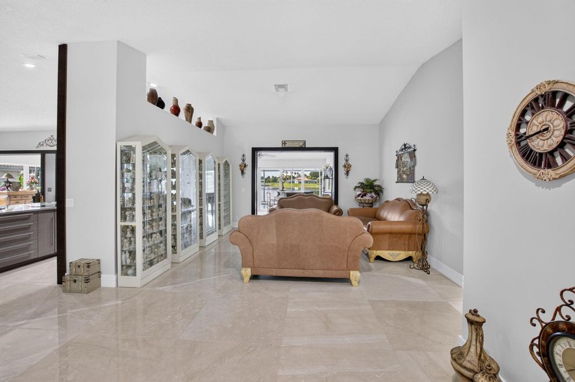 Beautifully updated 4BR/3BA pool home w/long lake views in - photo 44