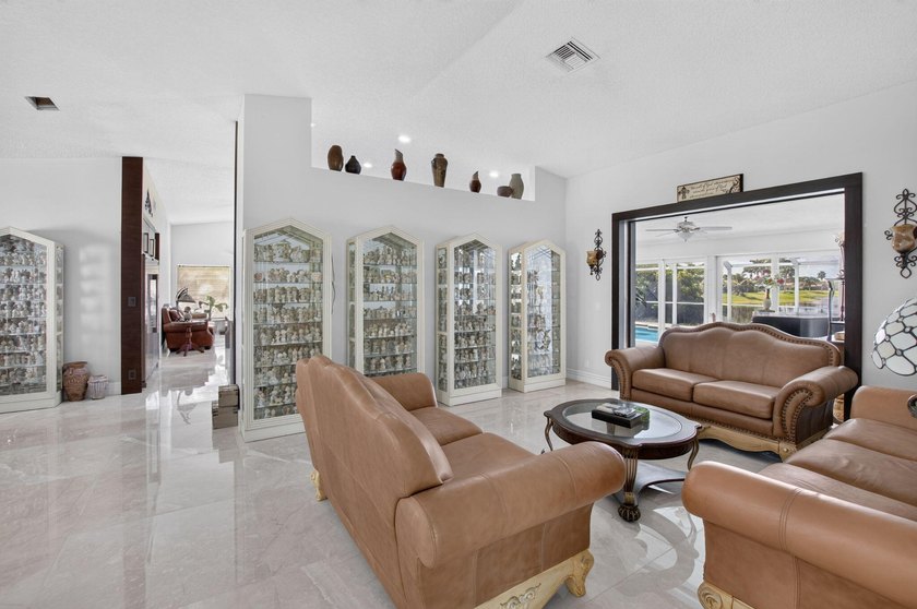 Beautifully updated 4BR/3BA pool home w/long lake views in - photo 45