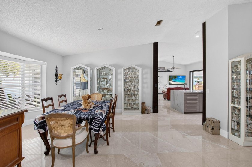 Beautifully updated 4BR/3BA pool home w/long lake views in - photo 46