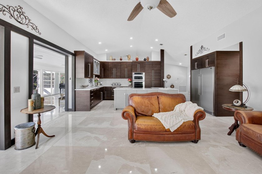Beautifully updated 4BR/3BA pool home w/long lake views in - photo 50