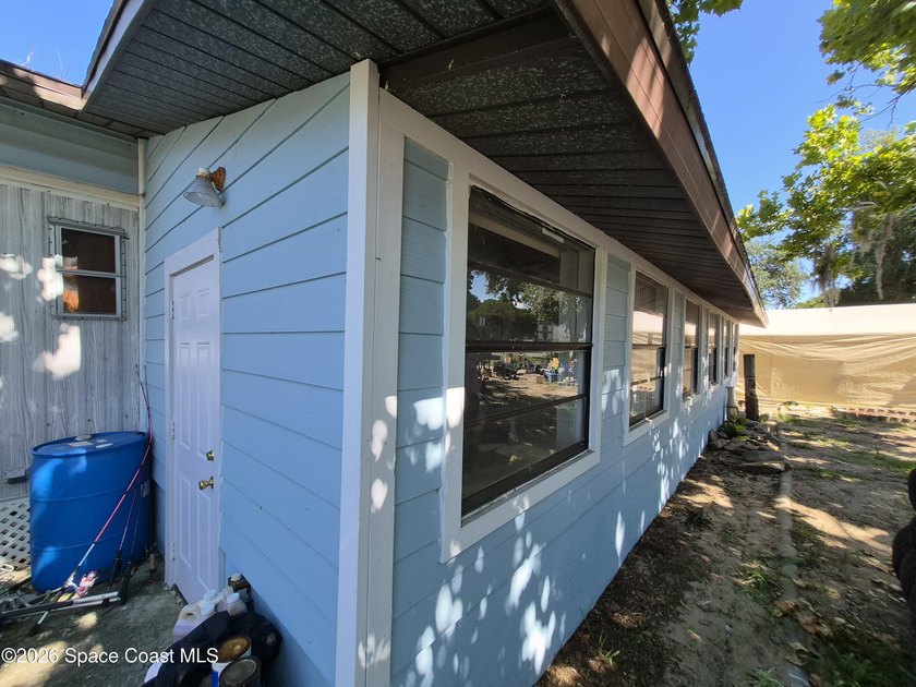 Motivated seller! Excellent opportunity with this 3 bed 2 bath - photo 3
