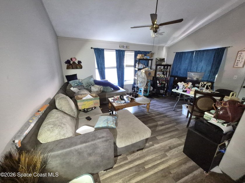 Motivated seller! Excellent opportunity with this 3 bed 2 bath - photo 5