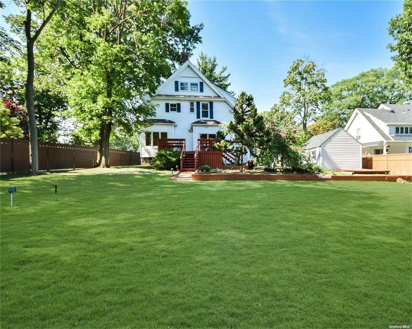 Classic Center Hall Colonial completely renovated. Extra large - photo 6