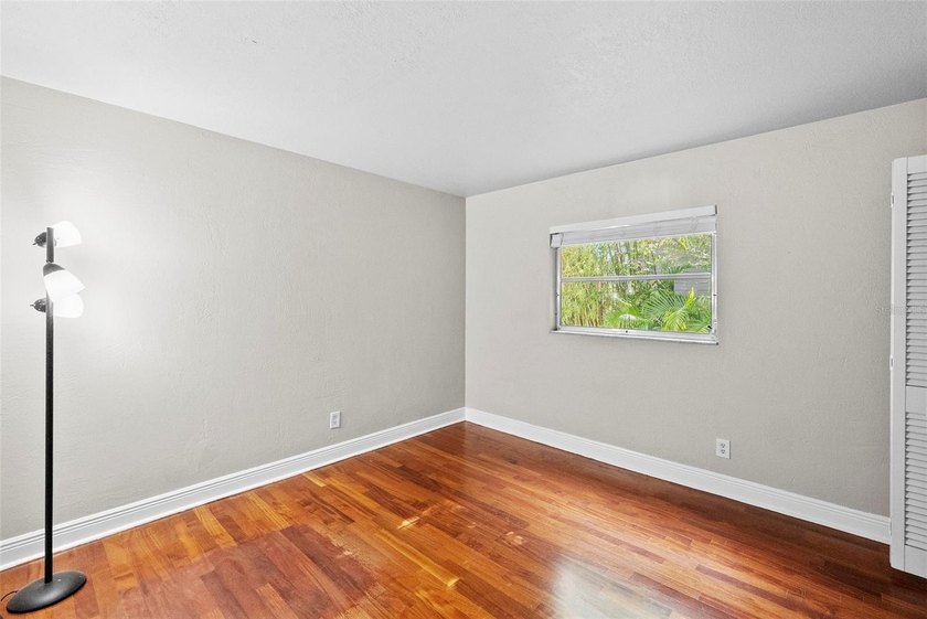 Very rare fresh to market apartment building in the highly - photo 11