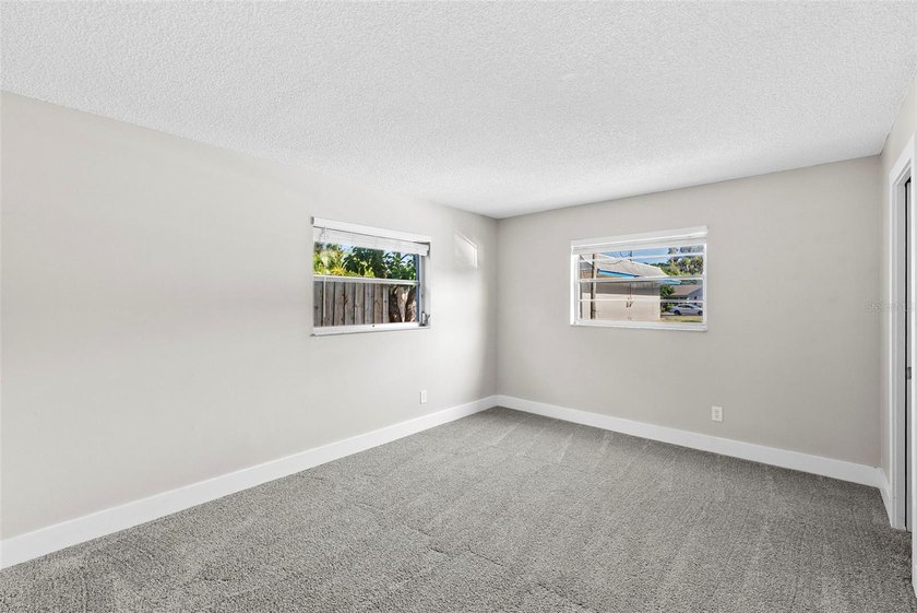 Very rare fresh to market apartment building in the highly - photo 12