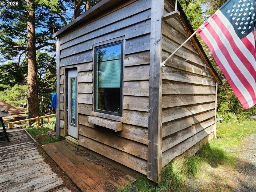 Enjoy coastal living in this charming 3 bedroom, 2 bathroom home - photo 18