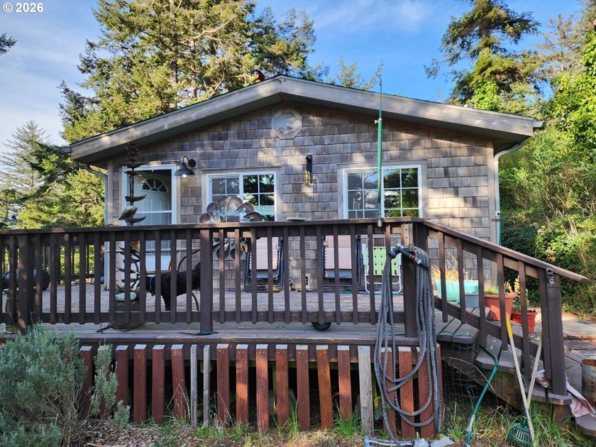 Enjoy coastal living in this charming 3 bedroom, 2 bathroom home - photo 23