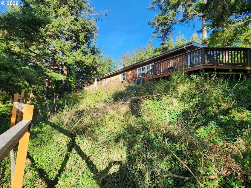 Enjoy coastal living in this charming 3 bedroom, 2 bathroom home - photo 24