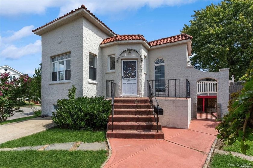 Welcome to 720 Franklin Blvd!!! A distinctive corner property - photo 2