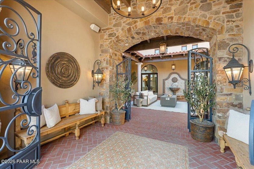 Welcome to ''Casa Di Buona Fortuna'' Architecturally Refined - photo 8