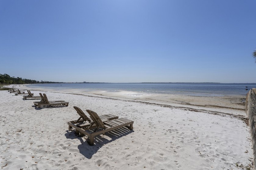 Discover Florida living in this tastefully remodeled 3-bedroom - photo 25