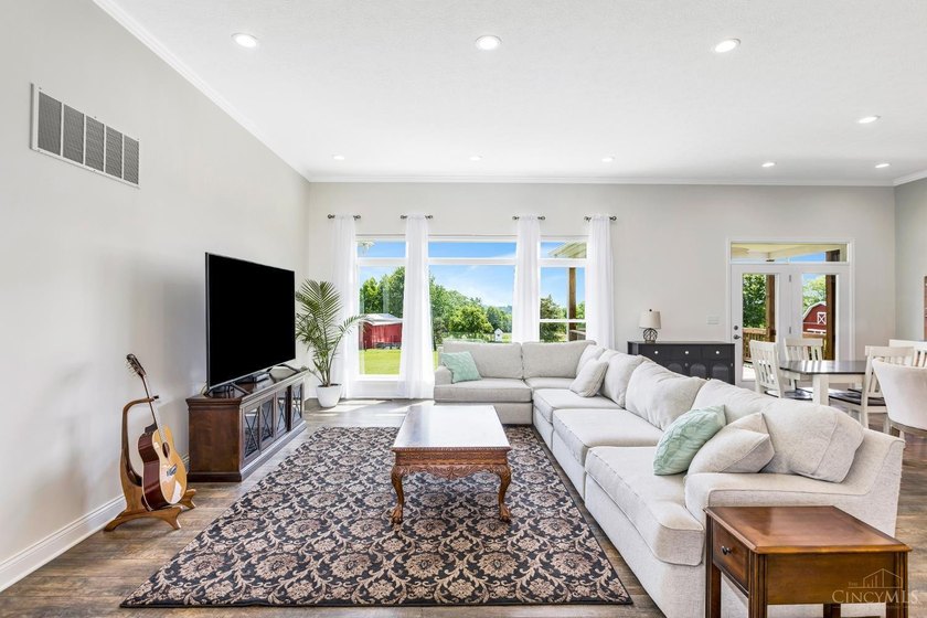 Custom-built 4-bedroom luxury ranch on scenic country setting - photo 9