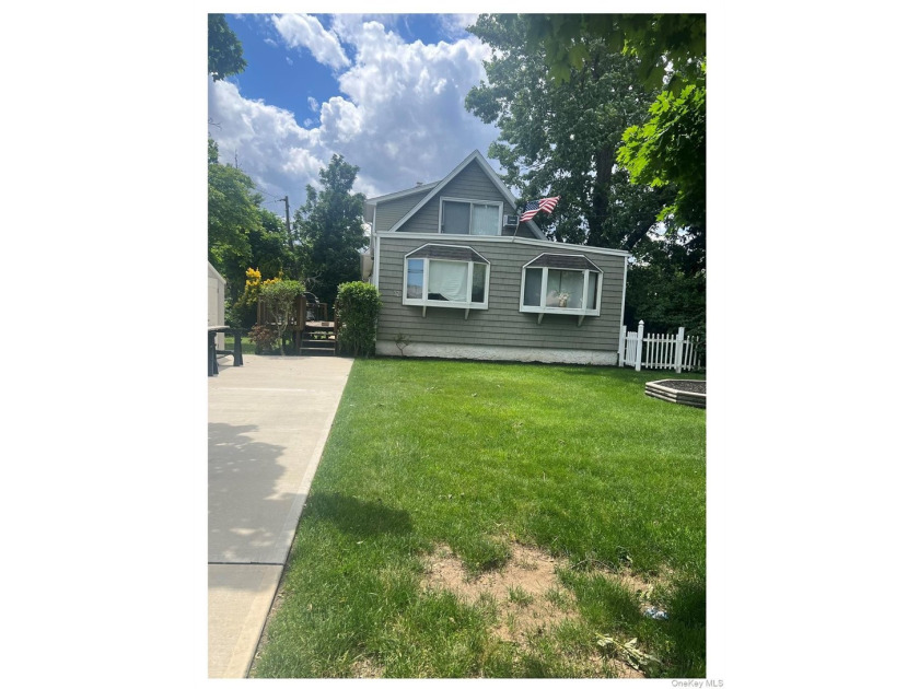 Welcome to 32 Coolidge located in desirable Bellmore. This 4/5 - photo 3