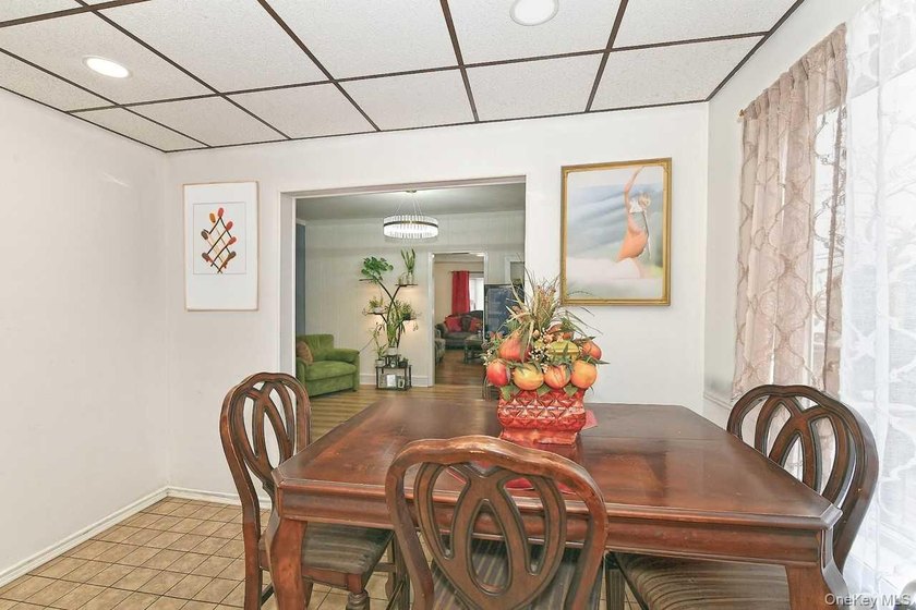 Welcome to 32 Coolidge located in desirable Bellmore. This 4/5 - photo 7