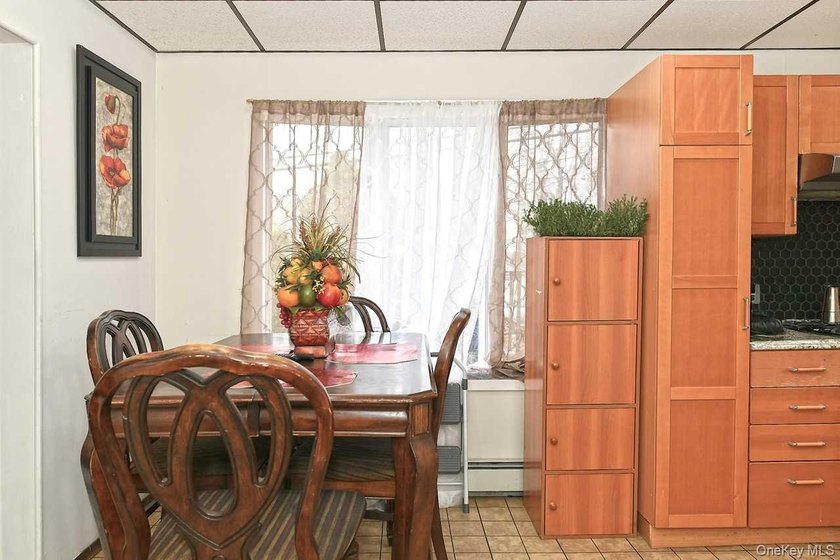 Welcome to 32 Coolidge located in desirable Bellmore. This 4/5 - photo 8