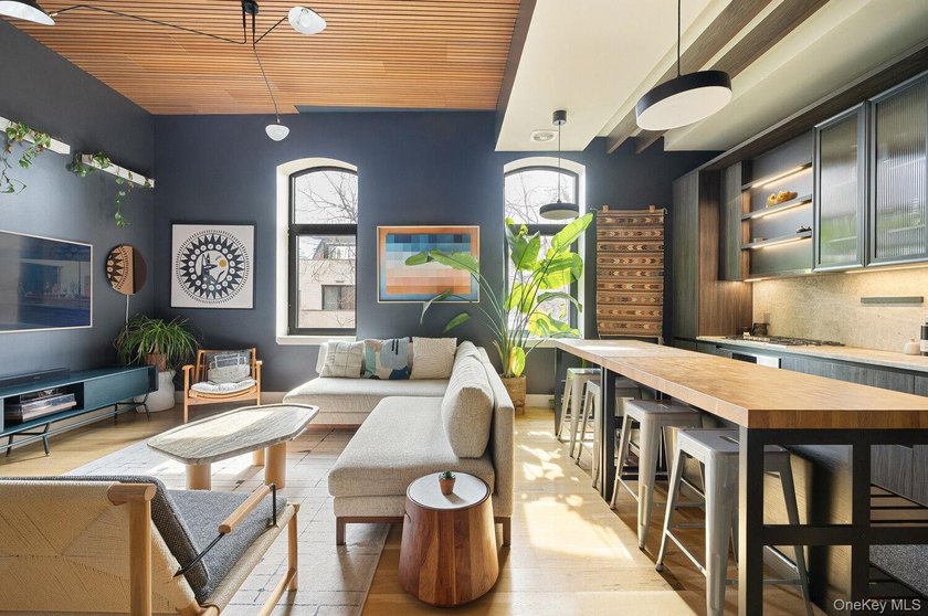 Oversized south-facing 2BR loft with 11' ceilings + private - photo 2