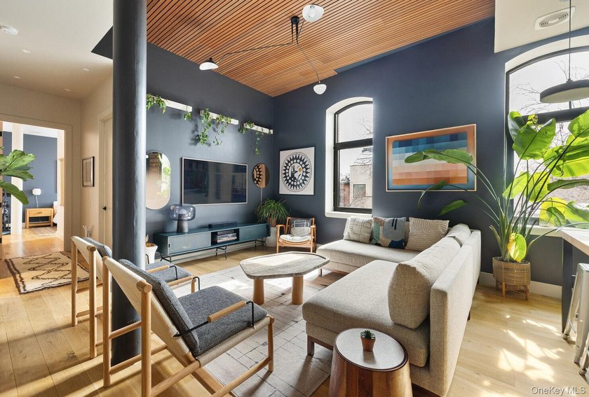 Oversized south-facing 2BR loft with 11' ceilings + private - photo 8