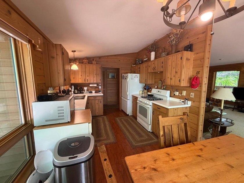PAPOOSE LAKE GEM. This Turn-Key, fully furnished 3-bedroom, 2 - photo 11