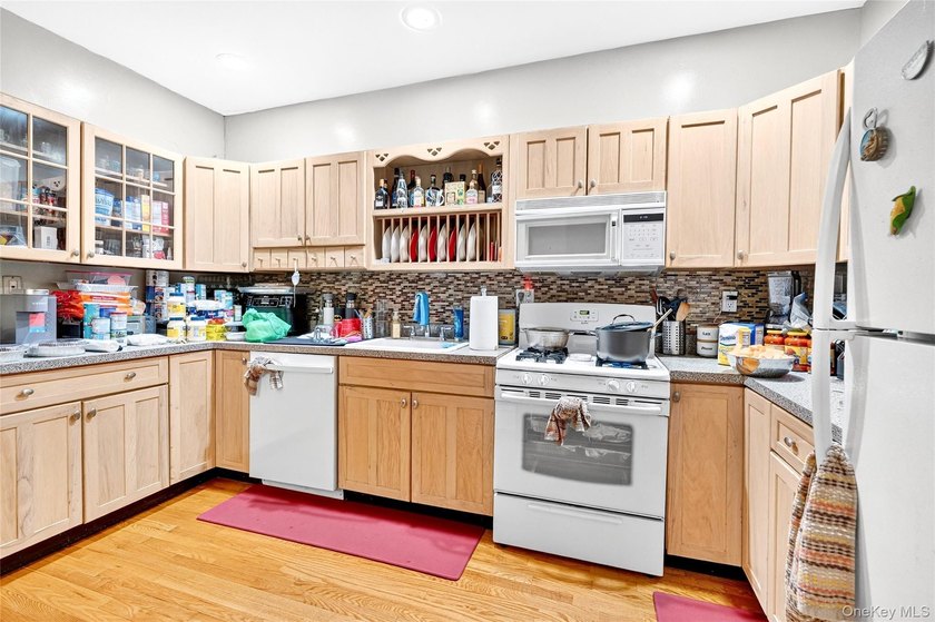 Well maintained detached three level home in the Van Nest - photo 13
