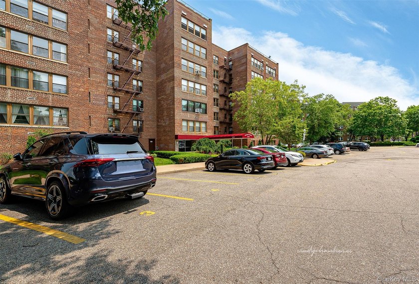 Welcome to this sprawling 3-bedroom, 2-bathroom corner unit in - photo 30