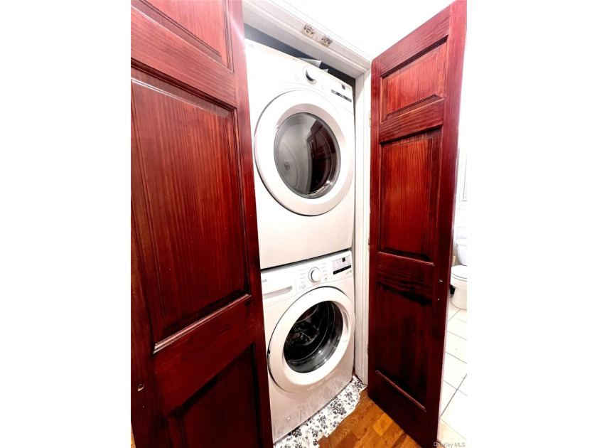 Charming Renovated Tudor Duplex | Prime North Flushing Ideally - photo 4