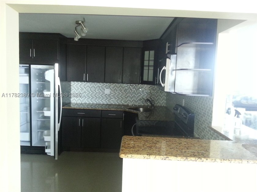 LARGE 1 BED,1.5 BATHS ON HIGH FLOOR..RENOVATED...NEW STAINLESS - photo 3
